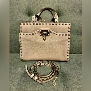 VALENTINO: Grainy Rockstud - POUDRE (small)